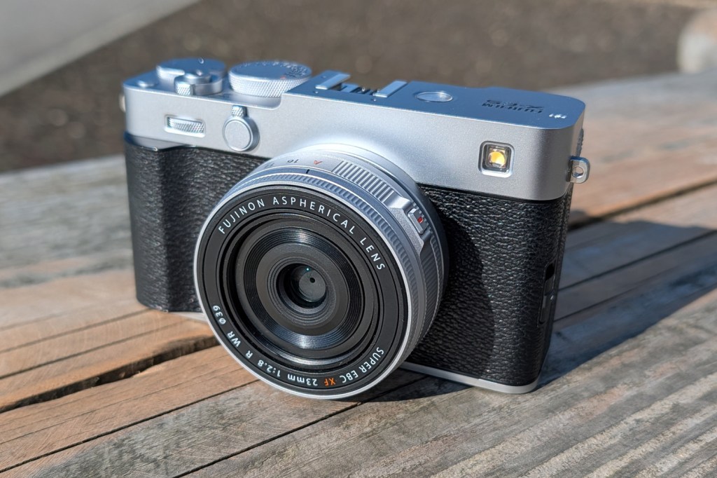 Fujifilm X-E5 review front with lens