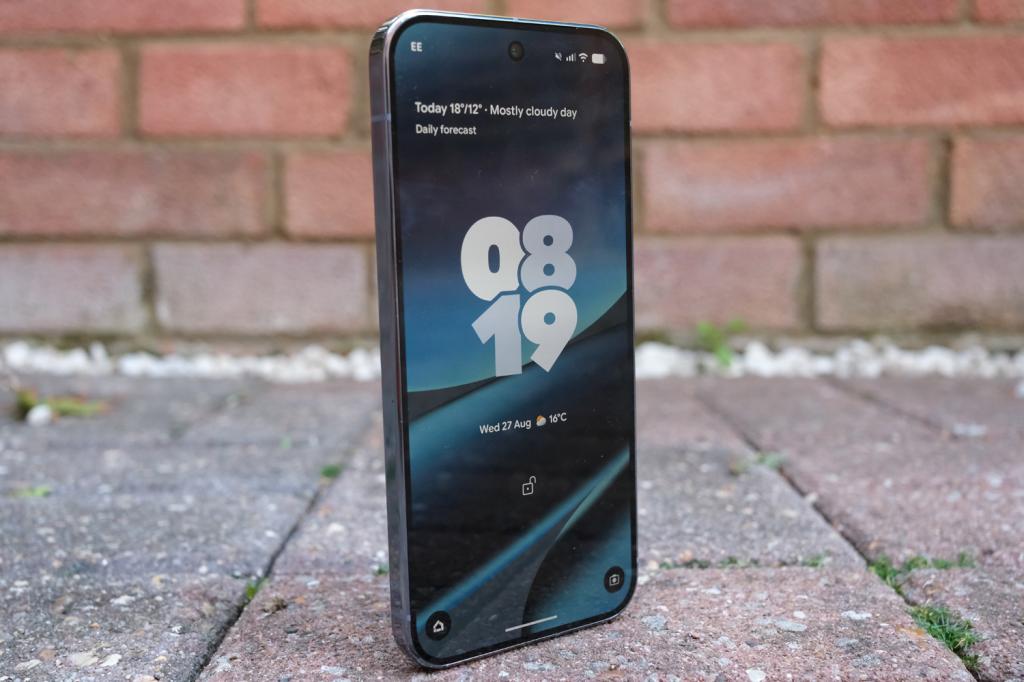 Google Pixel 10 Pro XL review lock screen