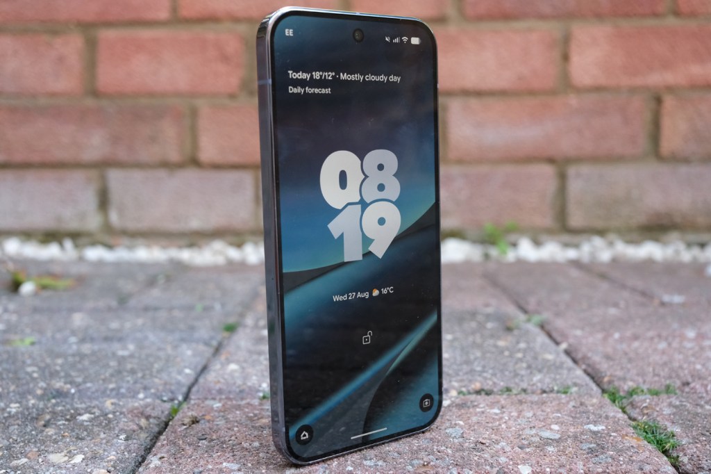 Google Pixel 10 Pro XL review lock screen