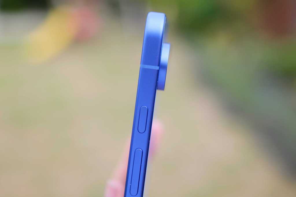 Google Pixel 10, side