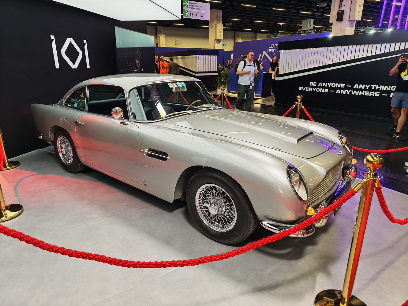 Honor Magic V5 camera samples Aston martin