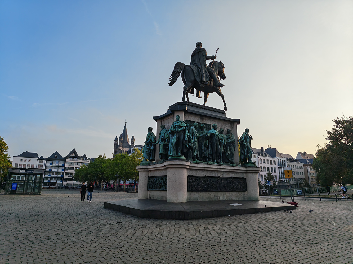 Honor Magic V5 camera samples statue
