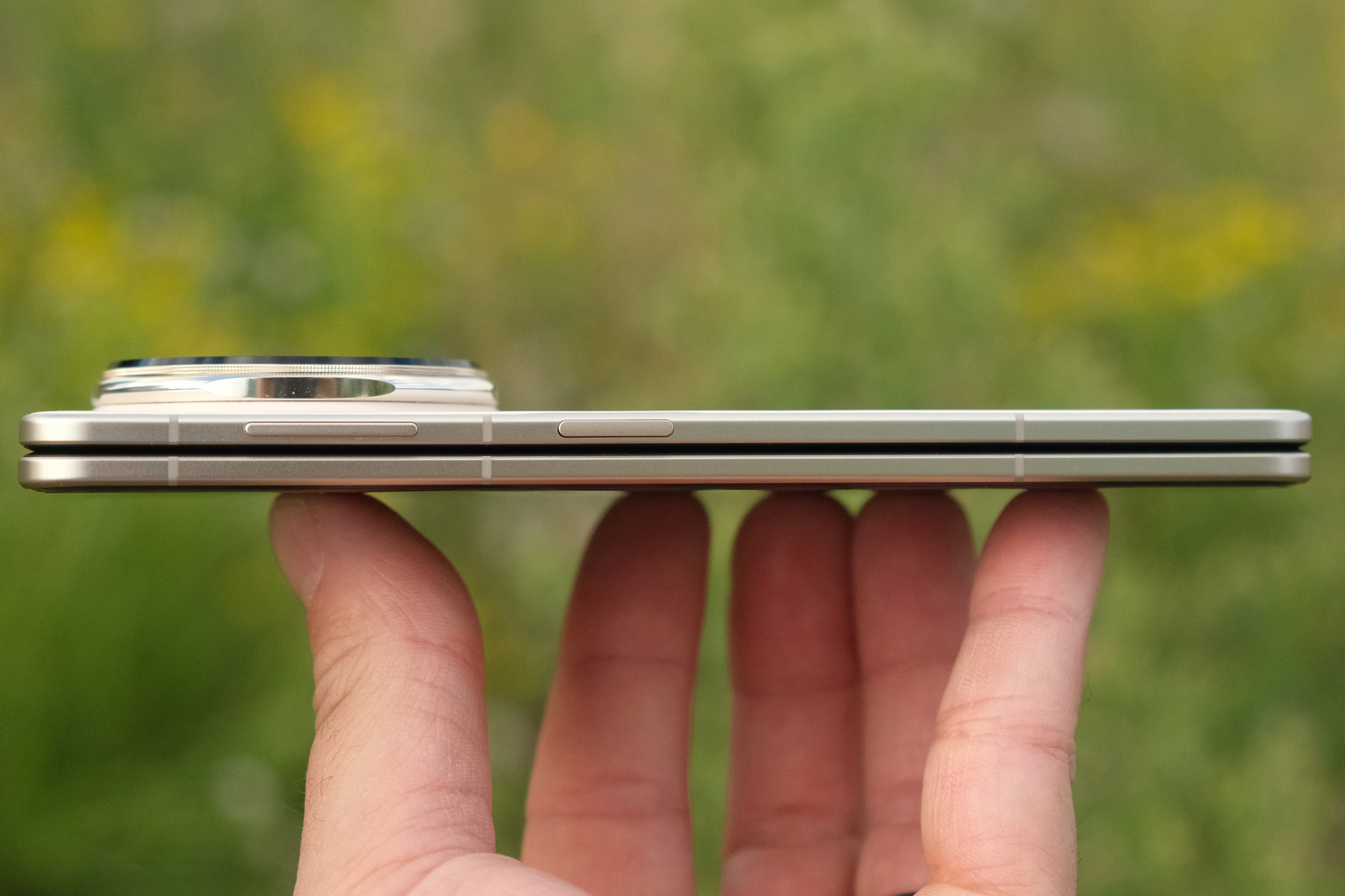 Honor Magic V5 review side profile closed