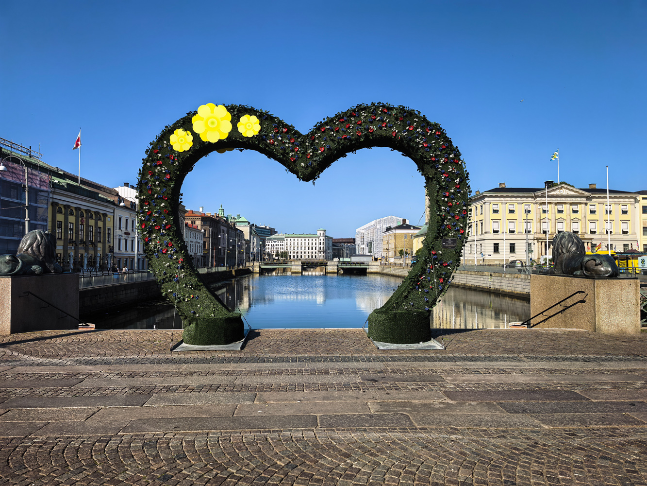 Huawei Pura 80 Ultra camera samples Gothenburg arch ultrawide