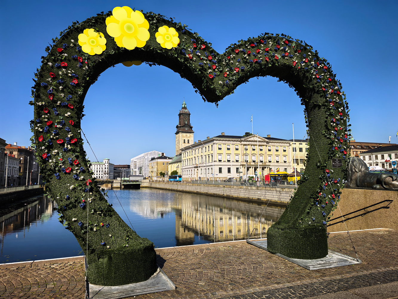 Huawei Pura 80 Ultra camera samples Gothenburg arch