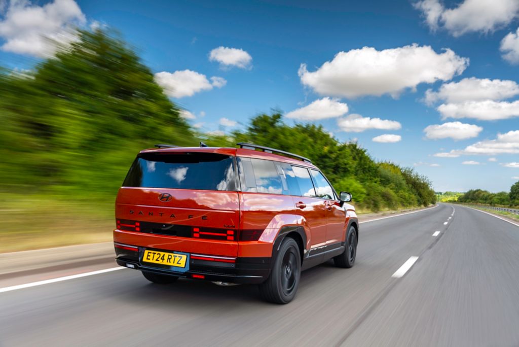 Hyundai Santa Fe 2025 drive tracking rear