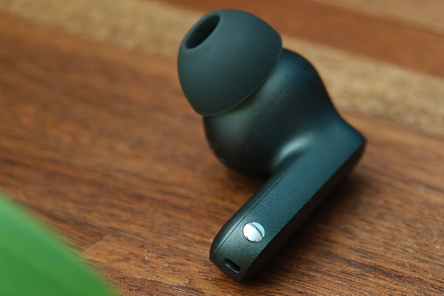 OnePlus Buds 4 review charging pins