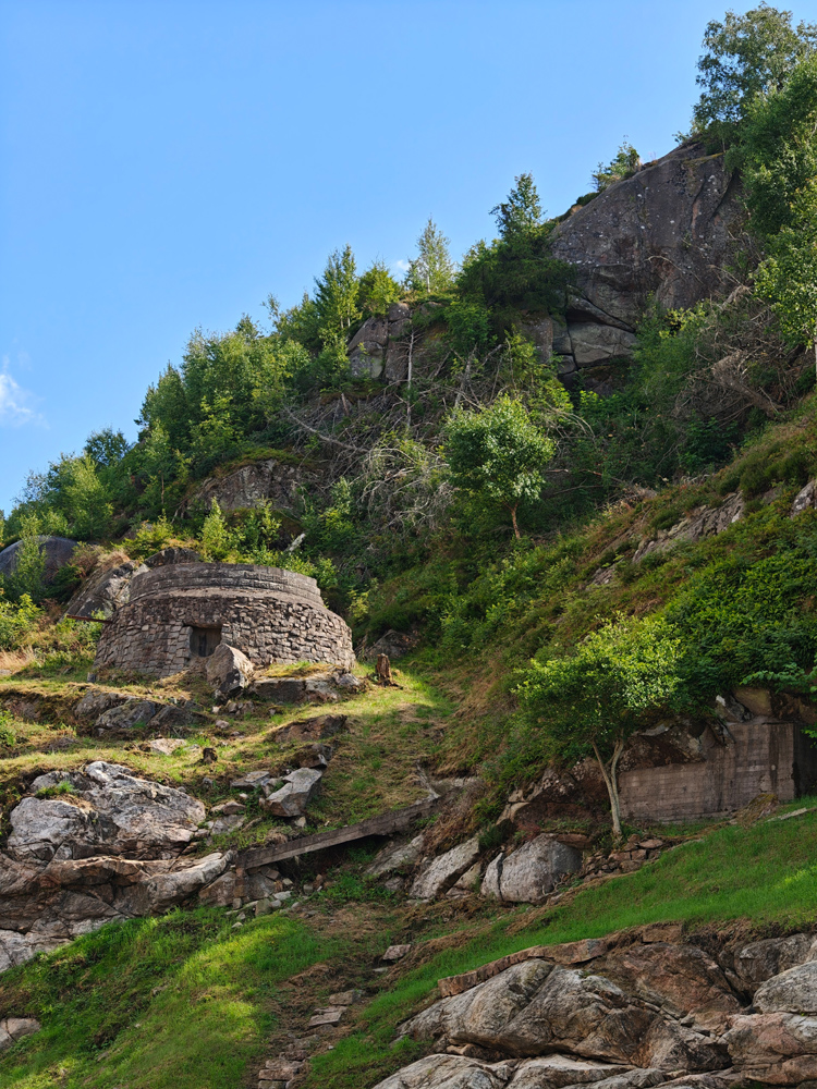 Oppo Find X8 ultra camera samples cliffside hut