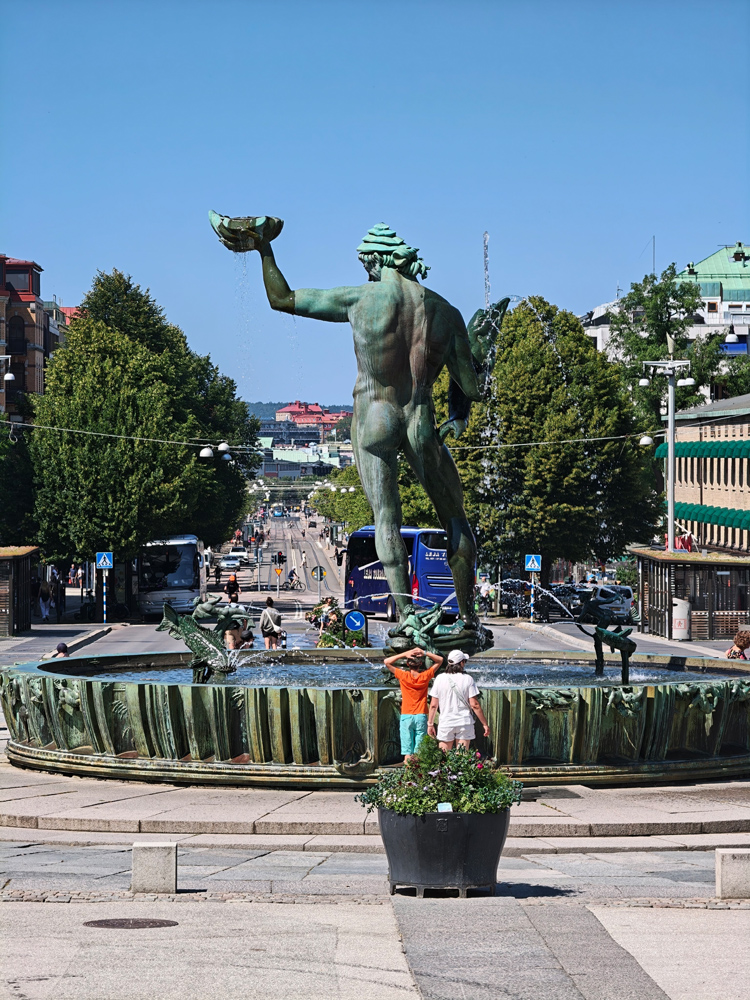 Oppo Find X8 ultra camera samples Gothenburg statue