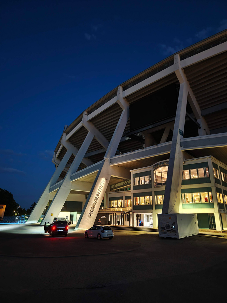 Oppo Find X8 ultra low light stadium