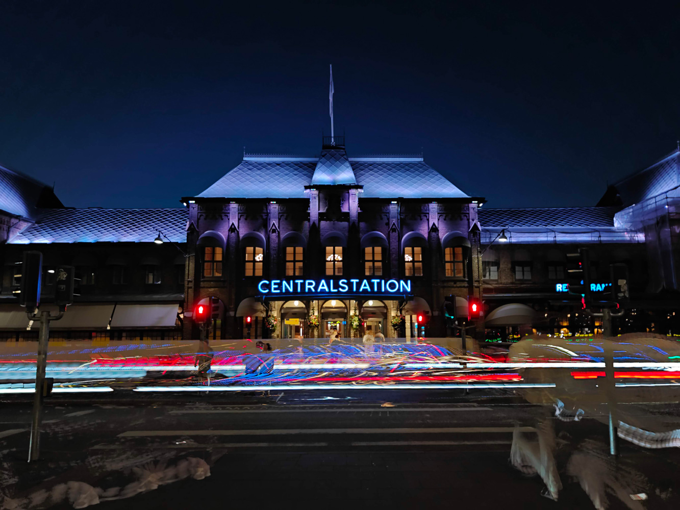 Oppo Find X8 ultra low light train station