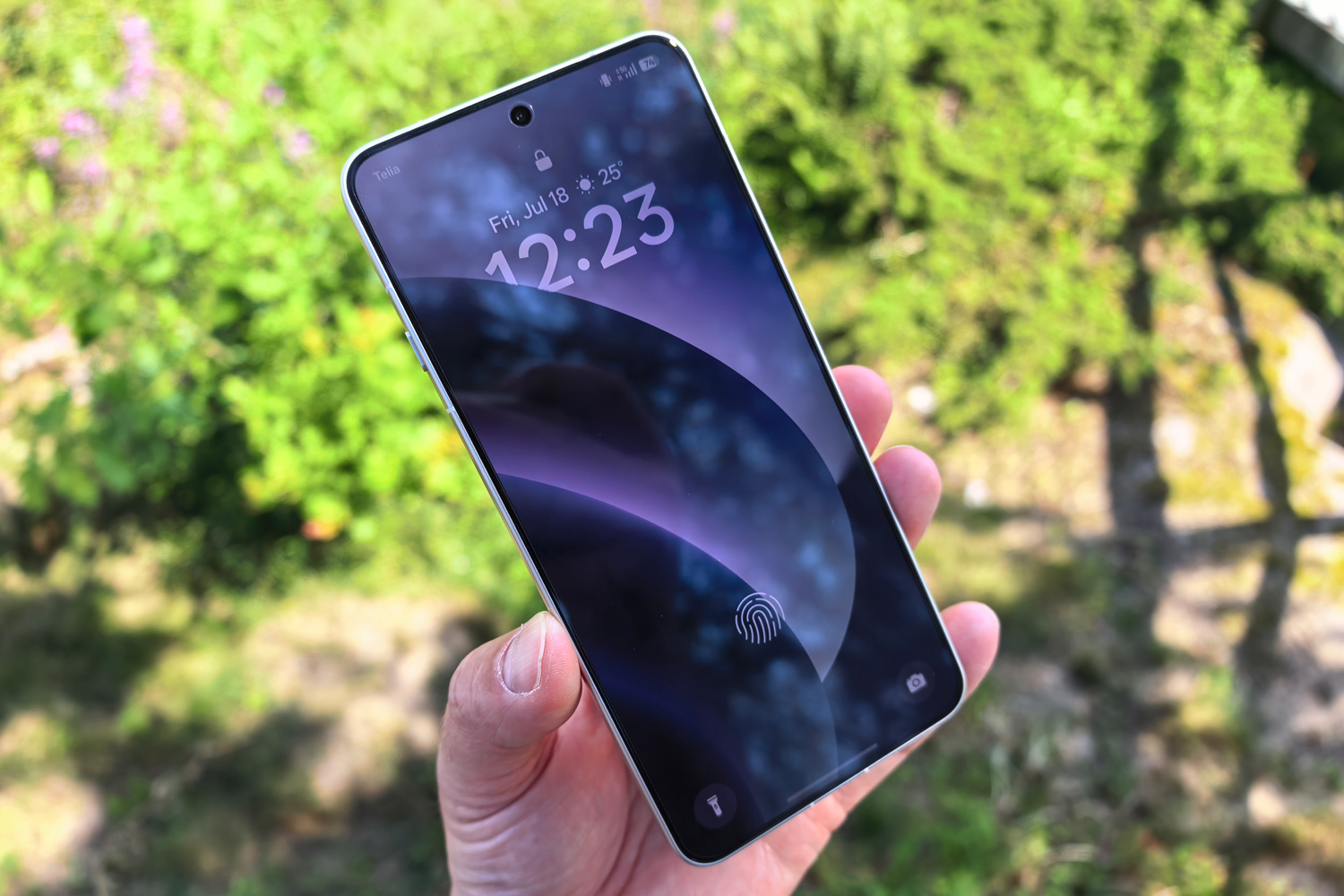 Oppo Find X8 Ultra review in hand lockscreen outdoor