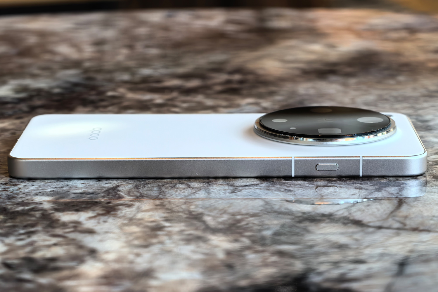 Oppo Find X8 Ultra side