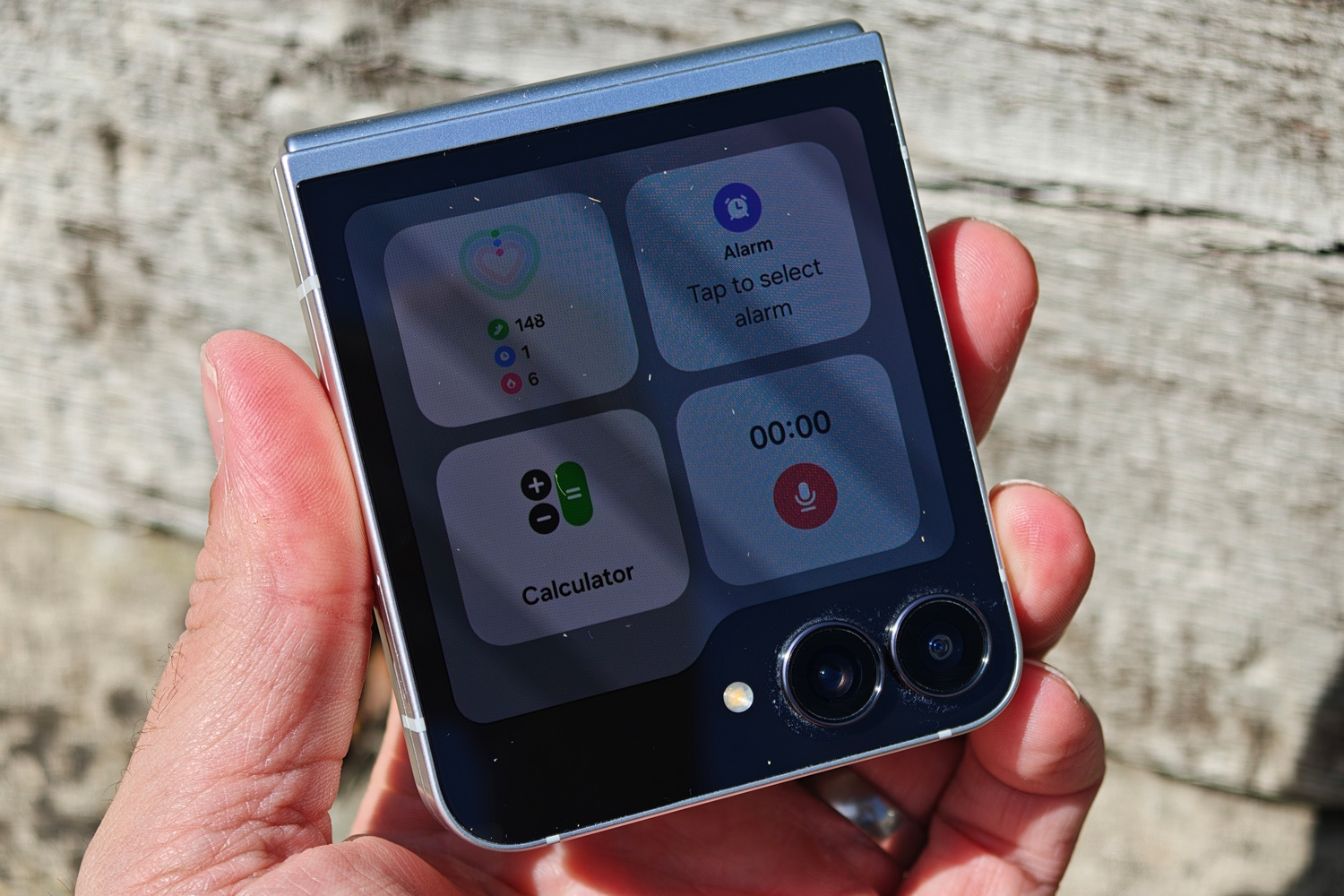 Samsung Galaxy Z Flip 7 FE in hand closed
