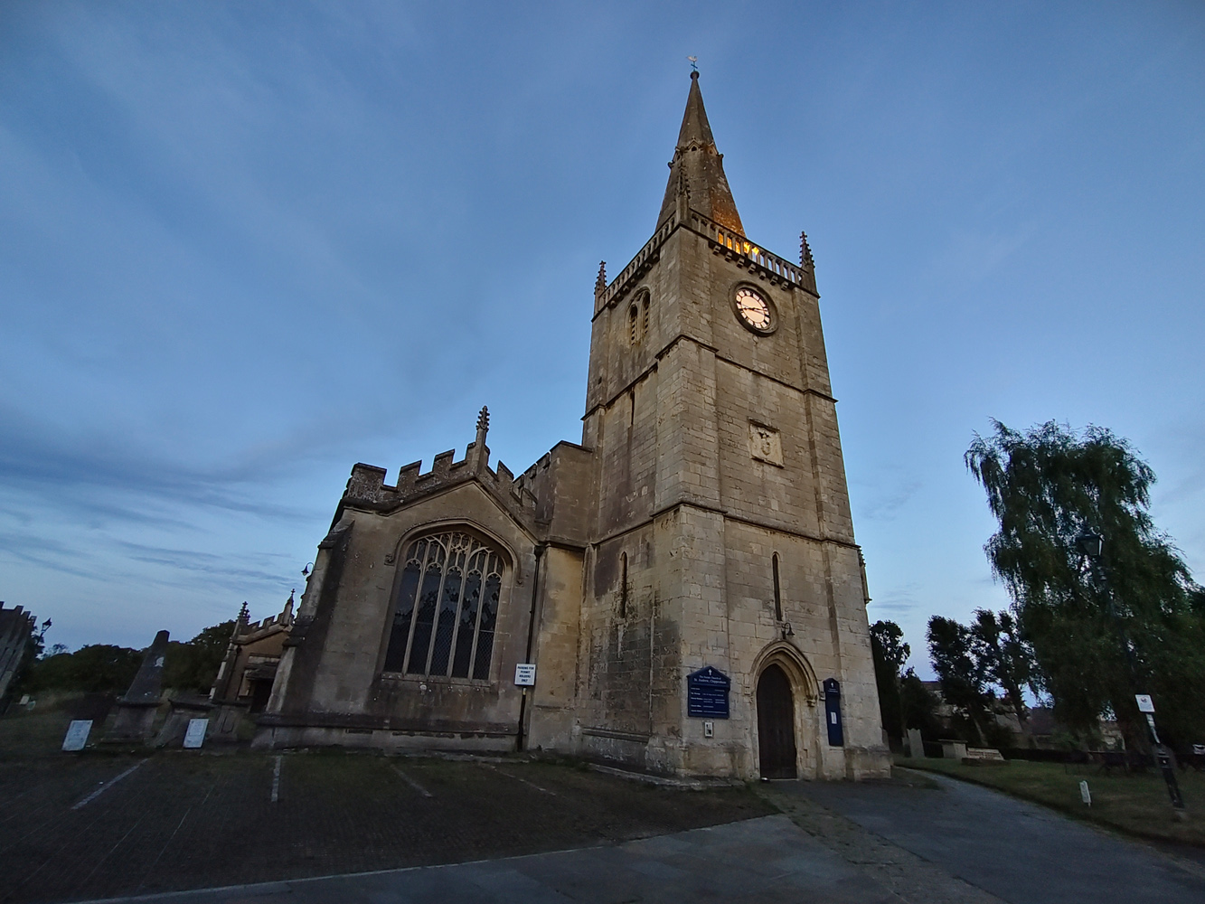 Vivo V60 camera samples low light church ultrawide