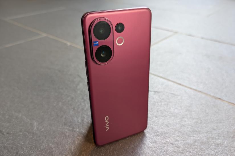The Vivo V60 is the phone I’d recommend for the selfie-obsessed