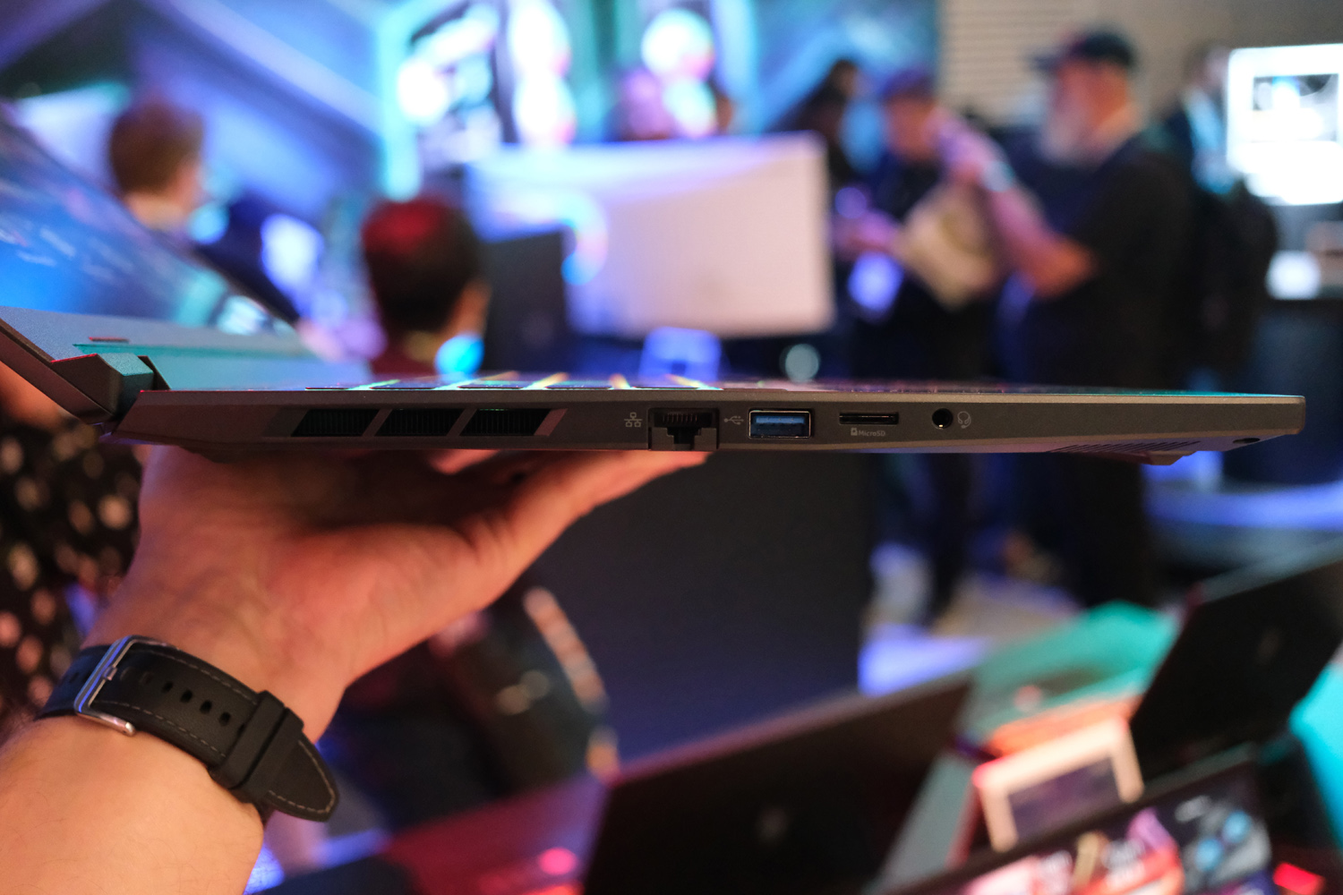 Acer Nitro V 16S Intel IFA 2025 in hand side