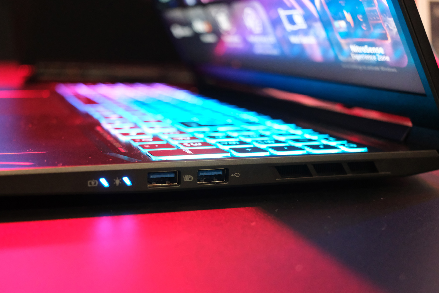 Acer Nitro V 16S Intel IFA 2025 ports right