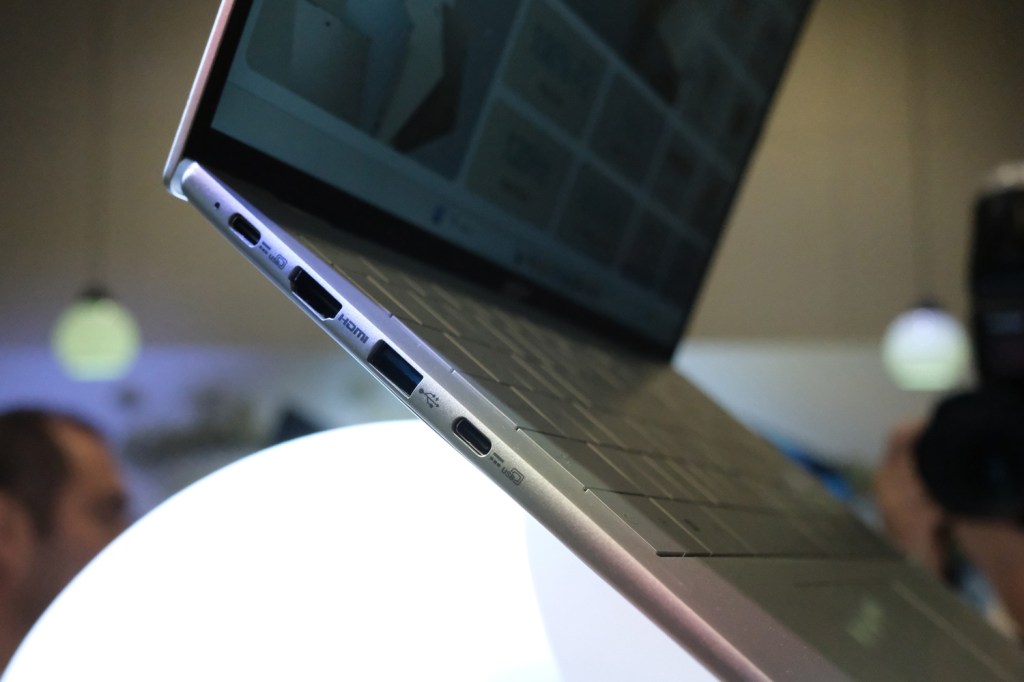 Acer Swift Air 16 IFA 2025 ports left
