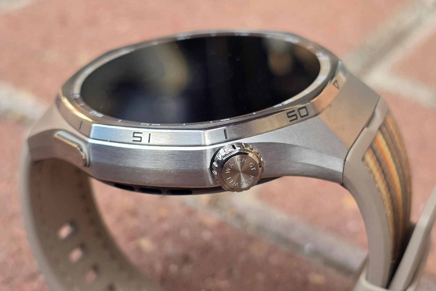 Huawei Watch GT 6 Pro reviw digital crown