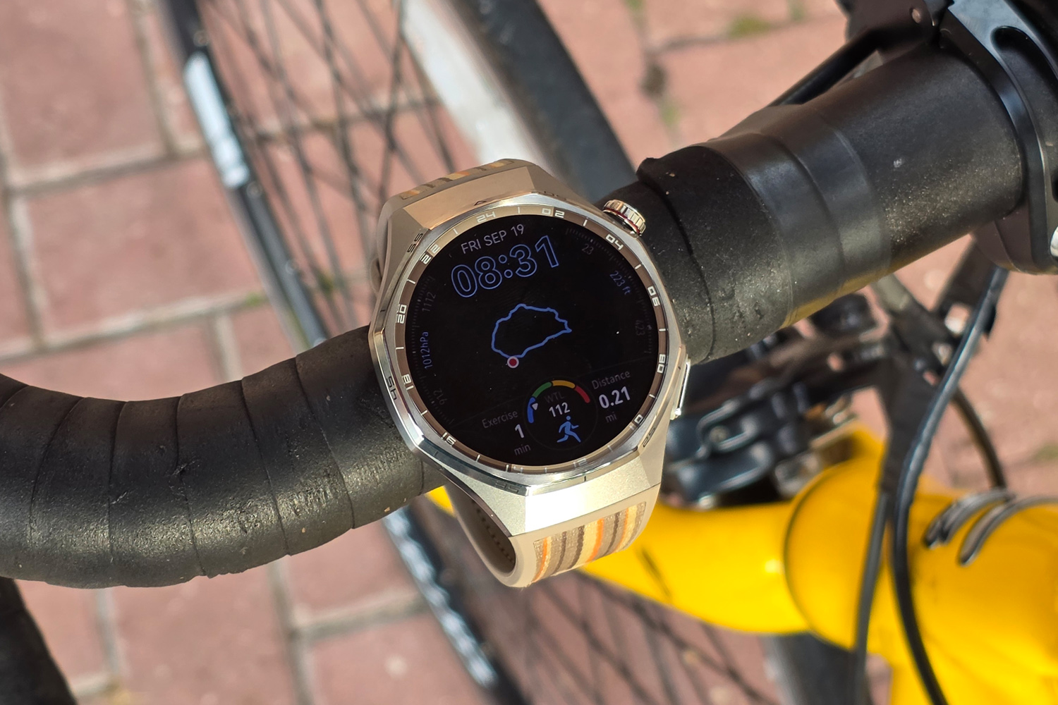Huawei Watch GT 6 Pro reviw on handlebar