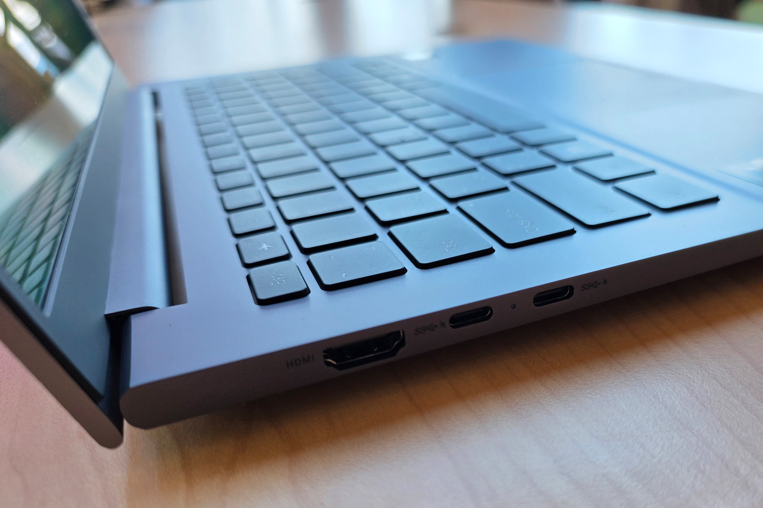 Humain Horizon Pro laptop ports left