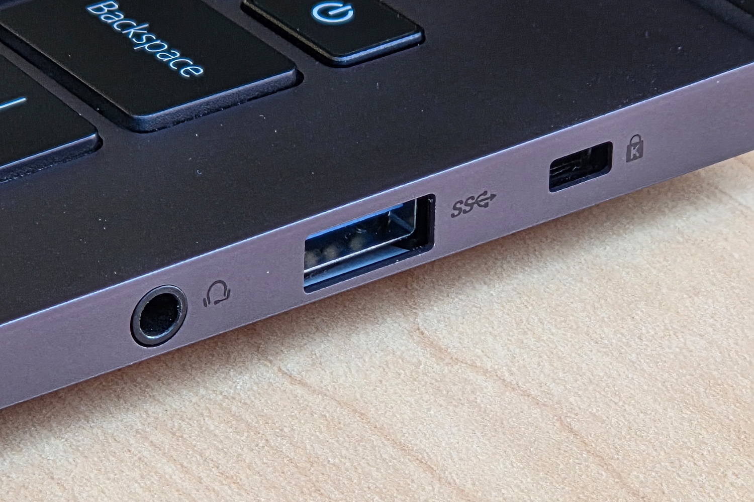 Humain Horizon Pro laptop ports right