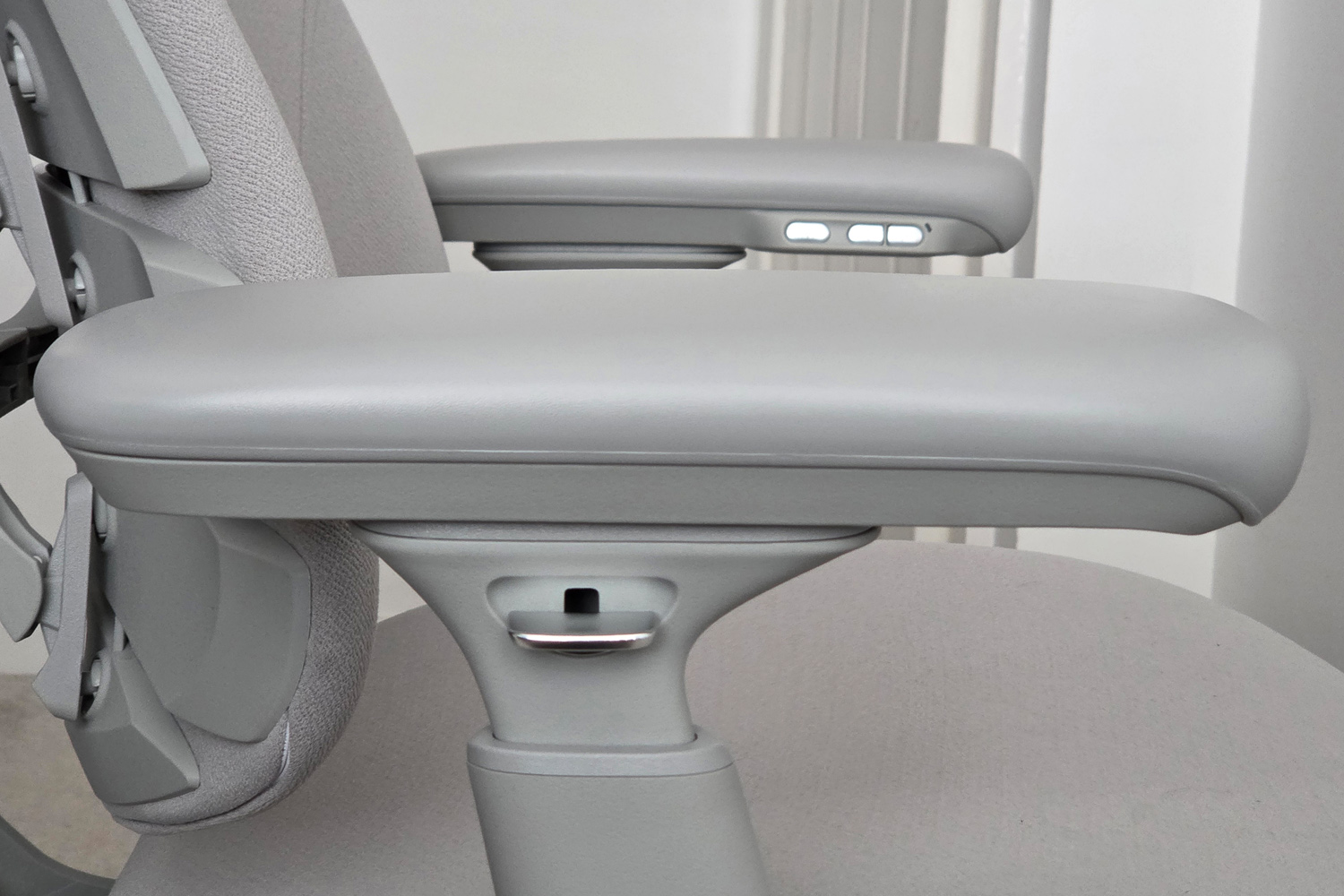 LiberNovo Omni chair review arm rest