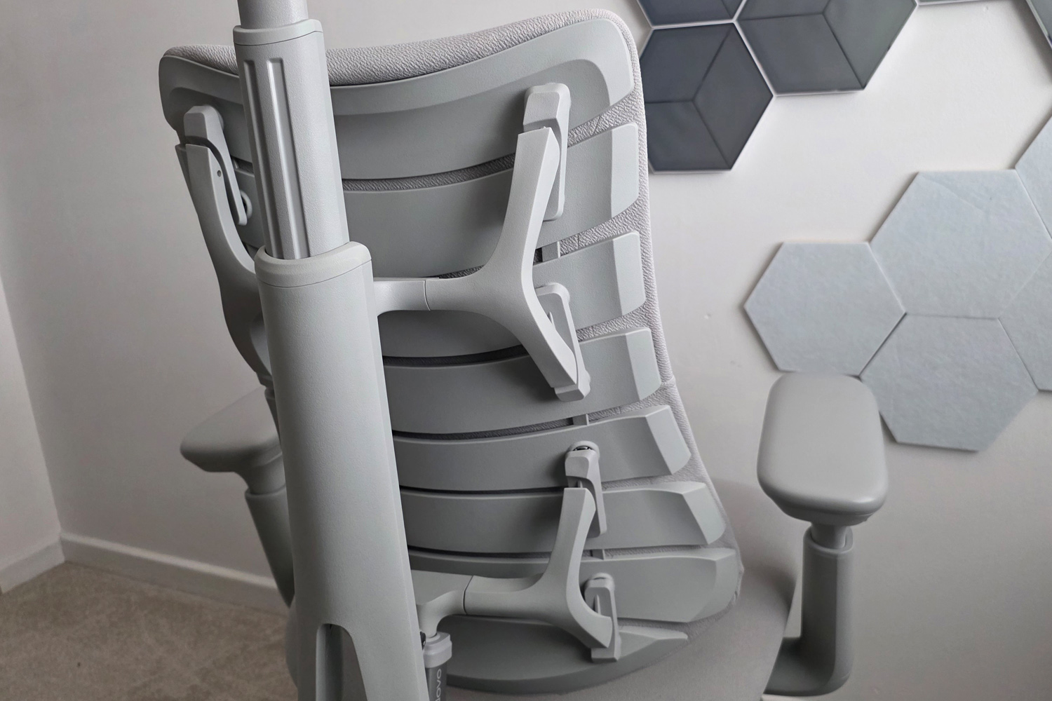 LiberNovo Omni chair review contoured back rest