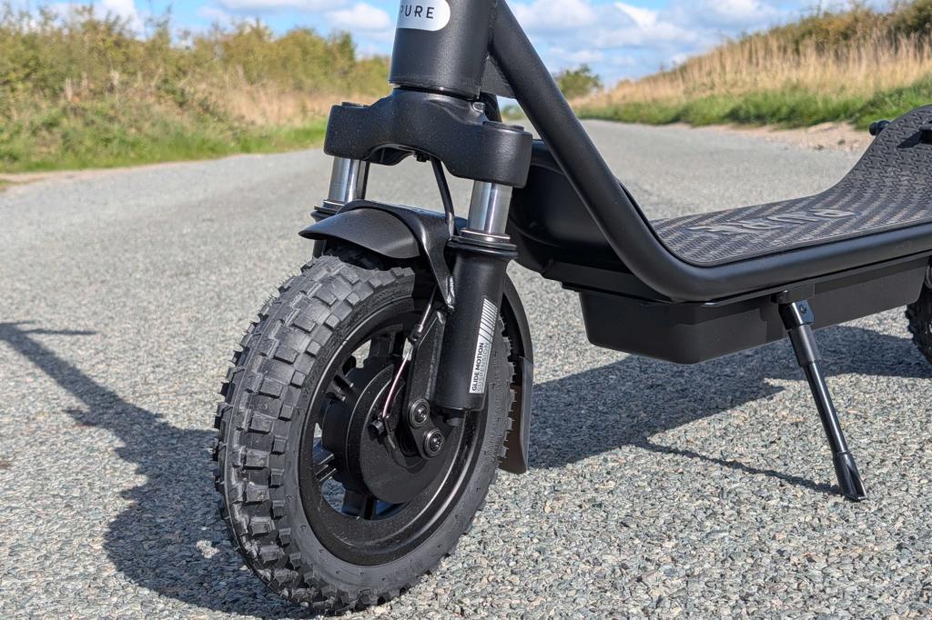 Pure Electric Air 5 Ultra Suspension on road, suspension closeup