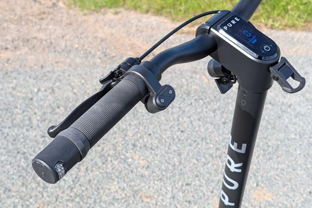 Pure Electric Air 5 Ultra Suspension on road, handlebar closeup