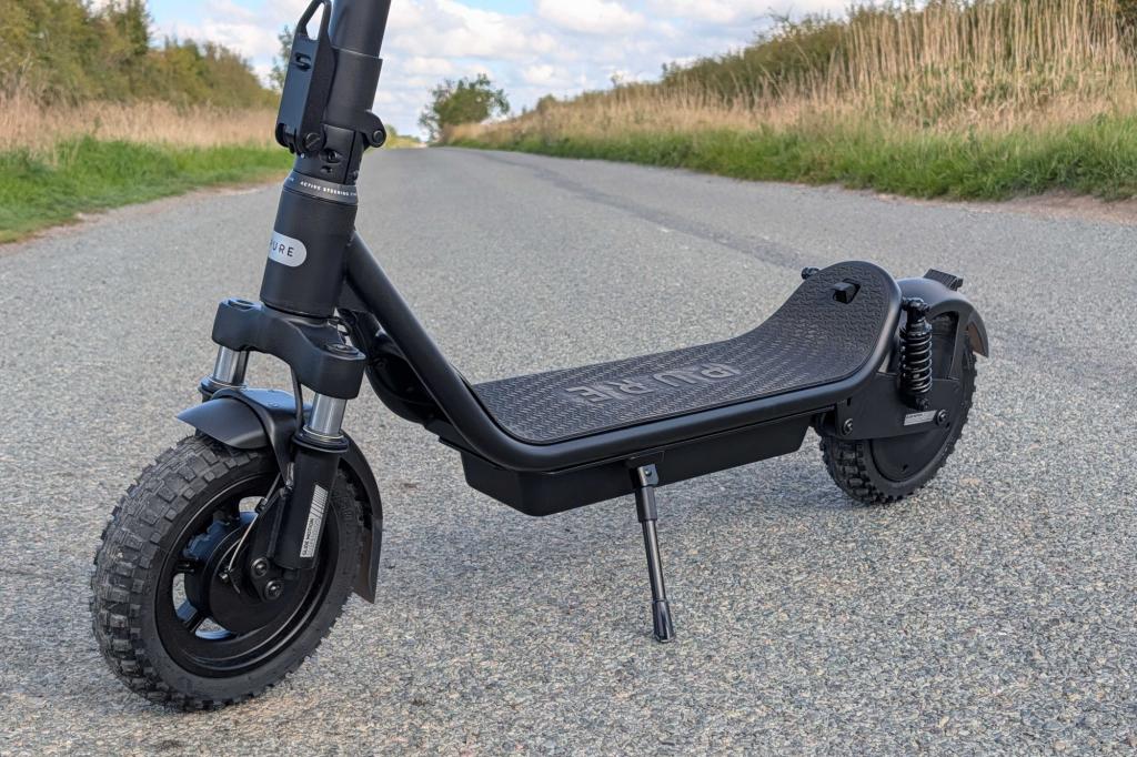 Pure Electric Air 5 Ultra Suspension on road, suspension closeup