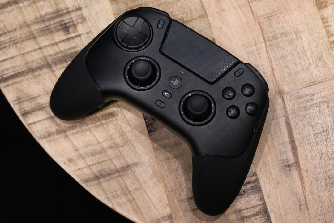 Razer Raiju V3 Pro handson on desk