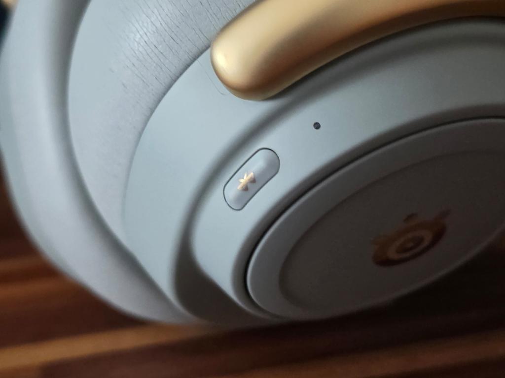 Steelseries Arctis Nova Elite review bluetooth button