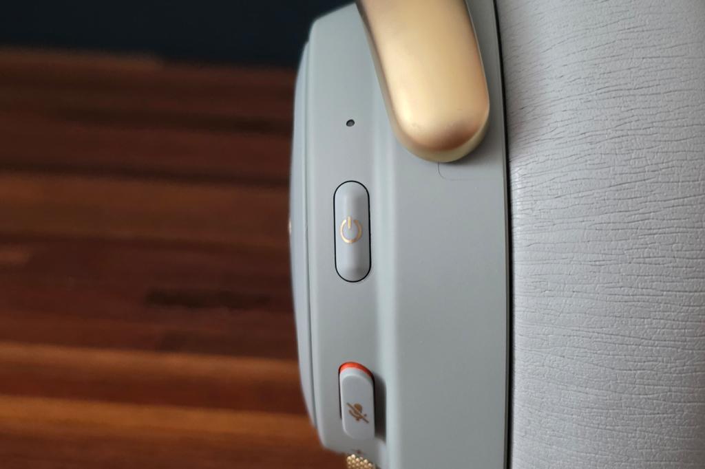 Steelseries Arctis Nova Elite review power button