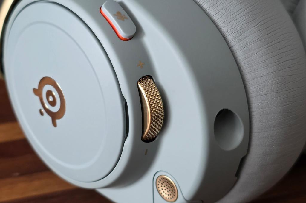 Steelseries Arctis Nova Elite review volume dial