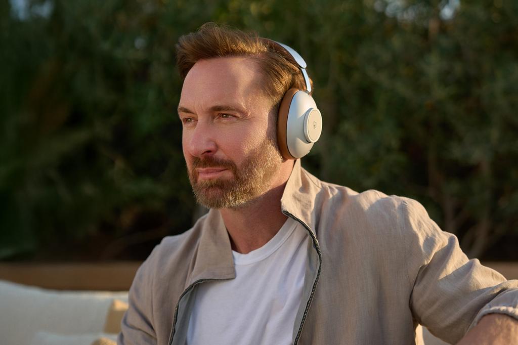 Loewe Leo headphones