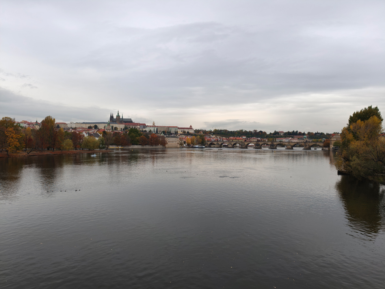 Oppo Find X9 Pro camera samples - Prague river 1x