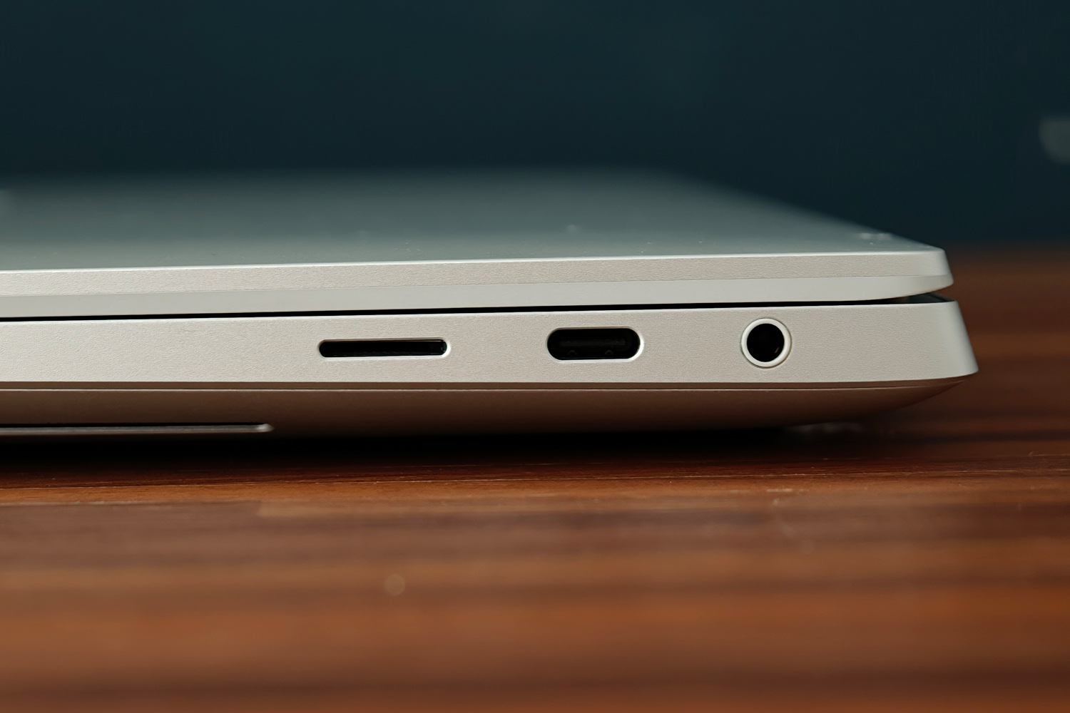 Dell 16 Premium review ports right