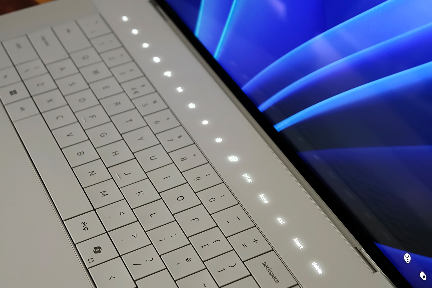 Dell 16 Premium review touch bar