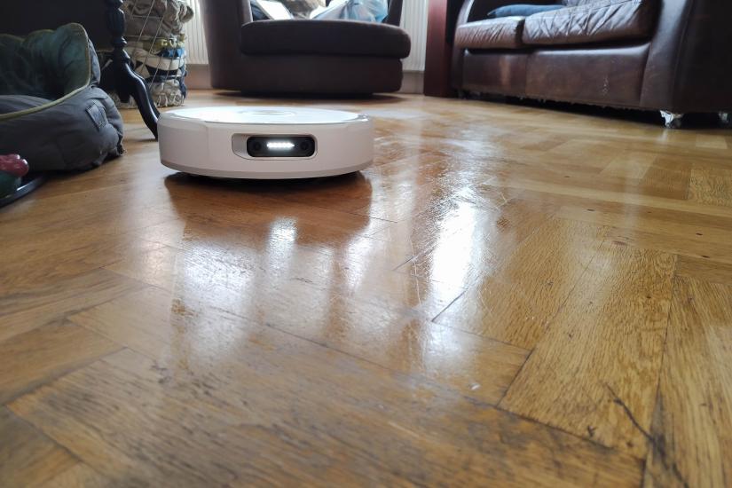 I tested the Narwal Flow robot vacuum cleaner and was impressed with its edge-hugging mopping