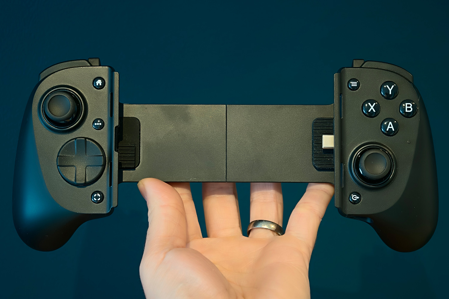 Razer Kishi V3 Pro review in hand