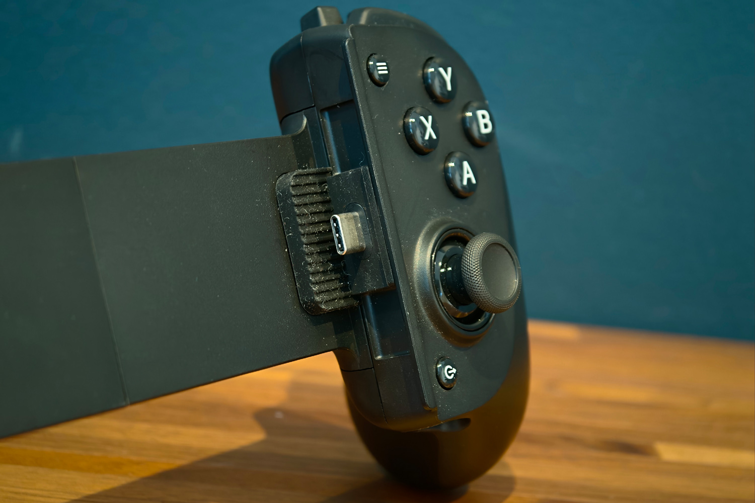 Razer Kishi V3 Pro review phone slot