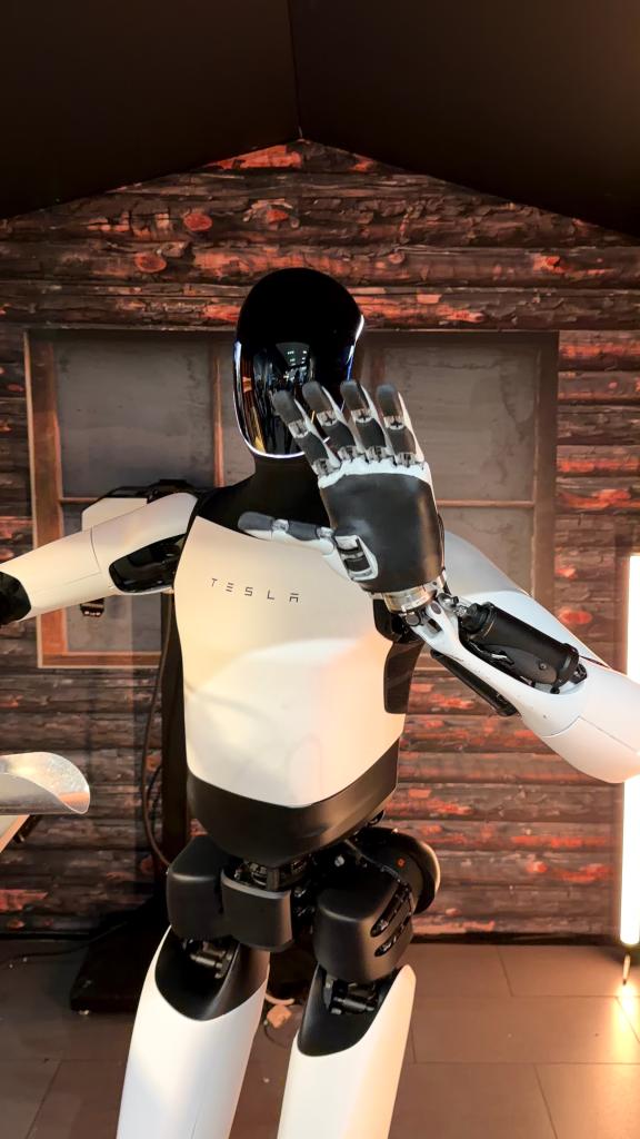 Tesla's Optimus robot waving
