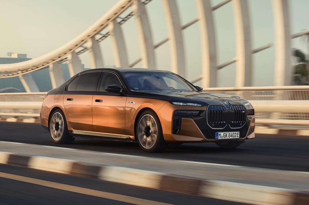 BMW i7 M70 on road