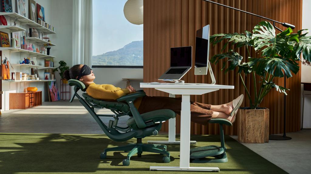 LiberNovo Omni desk chair reclined