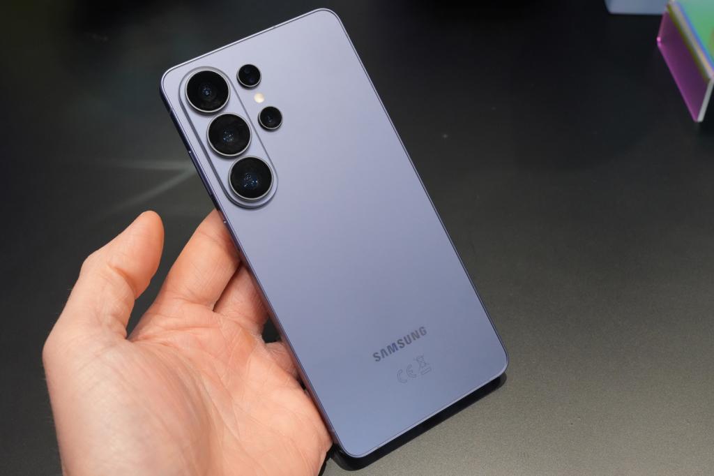 Samsung Galaxy S26 Ultra hands-on violet