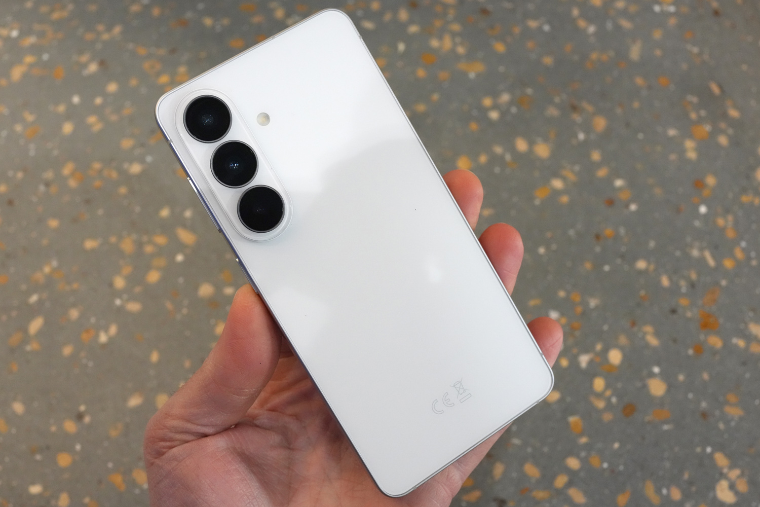 Samsung Galaxy S26 hands on in hand white