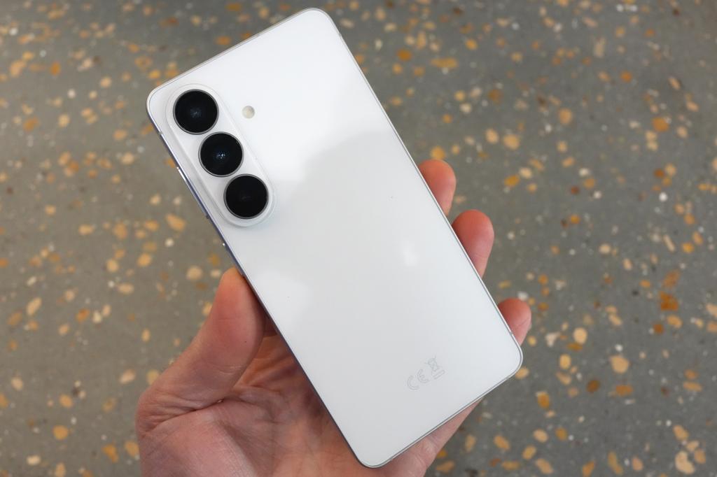 Samsung Galaxy S26 hands on in hand white