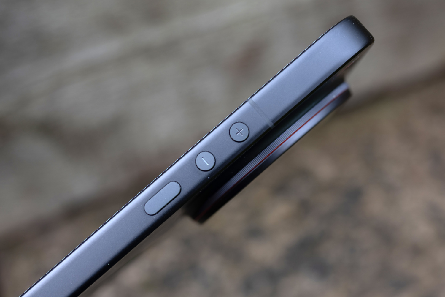 XIaomi 17 Ultra review side buttons